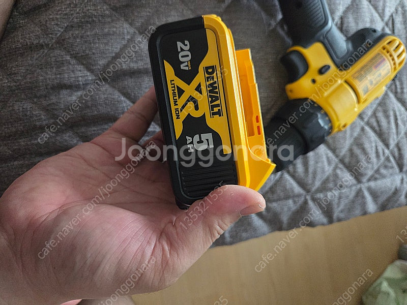 디월트 전동드릴 배터리 팝니다--2