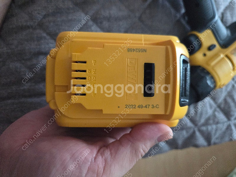 디월트 전동드릴 배터리 팝니다--3