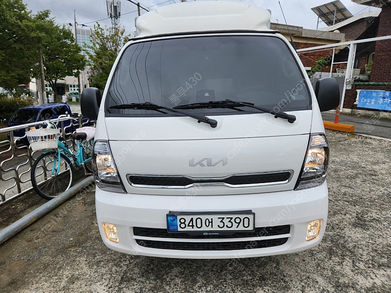 봉고3 1톤 내장탑 초장축 킹캡 디젤 2WD 오토 L 표준형 흰색 캥핑카 택배차 트럭 이미지