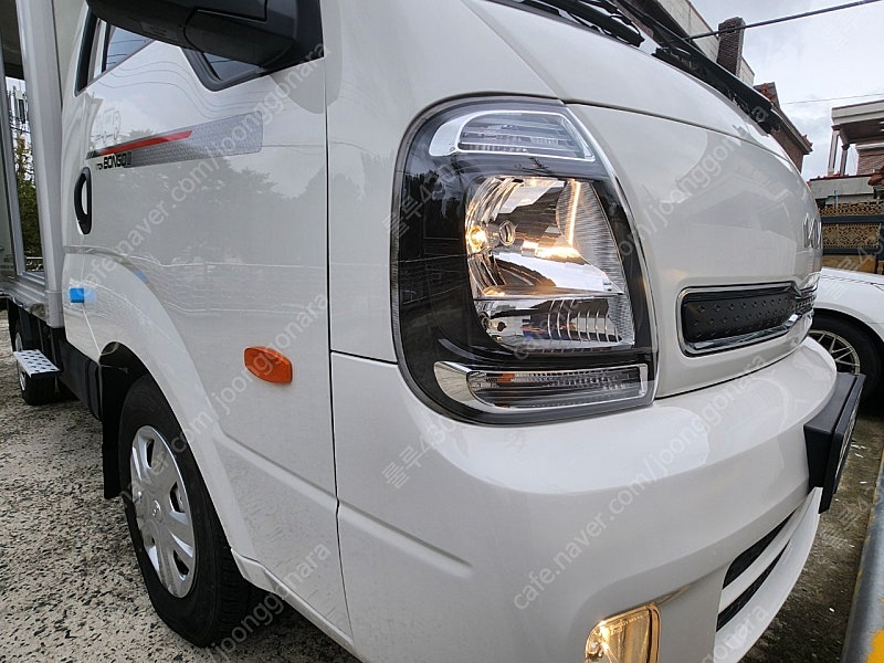 봉고3 1톤 내장탑 초장축 킹캡 디젤 2WD 오토 L 표준형 흰색 캥핑카 택배차 트럭 이미지