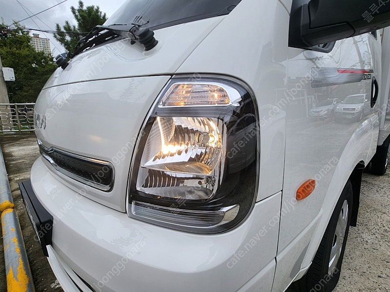 봉고3 1톤 내장탑 초장축 킹캡 디젤 2WD 오토 L 표준형 흰색 캥핑카 택배차 트럭 이미지