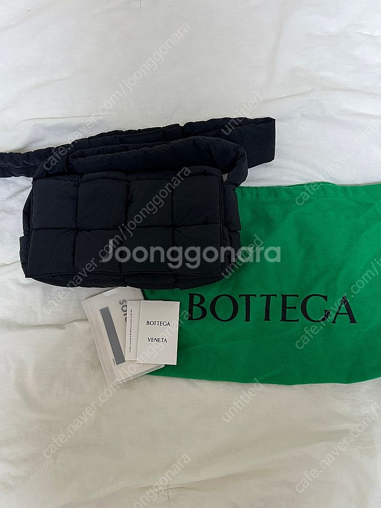 보테가베네타 패딩 패디드 카세트백 블랙 팝니다--3