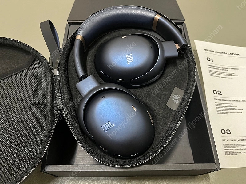 JBL Tour One M3 헤드폰 이미지