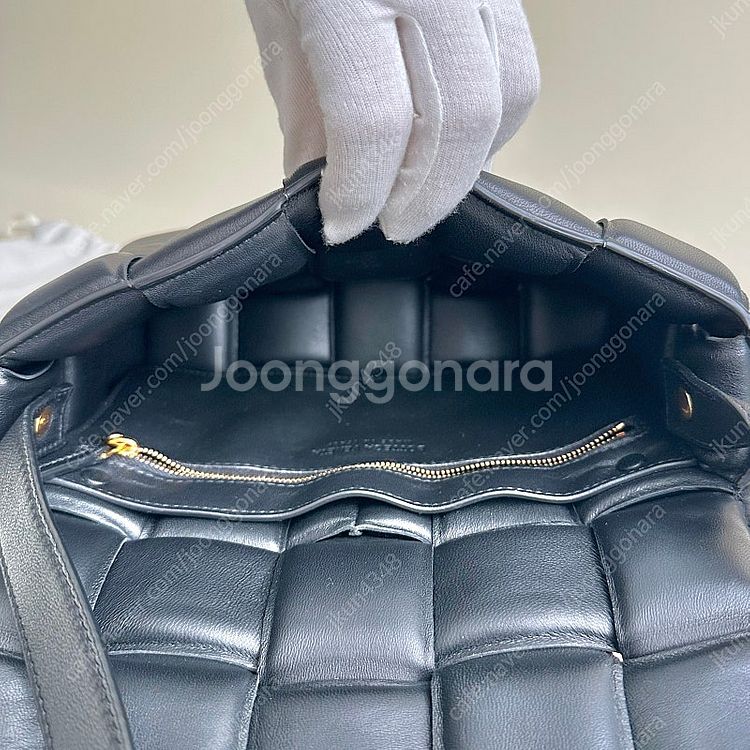 보테가베네타 패딩 패디드 카세트백 스몰 블랙 골드 금장--8