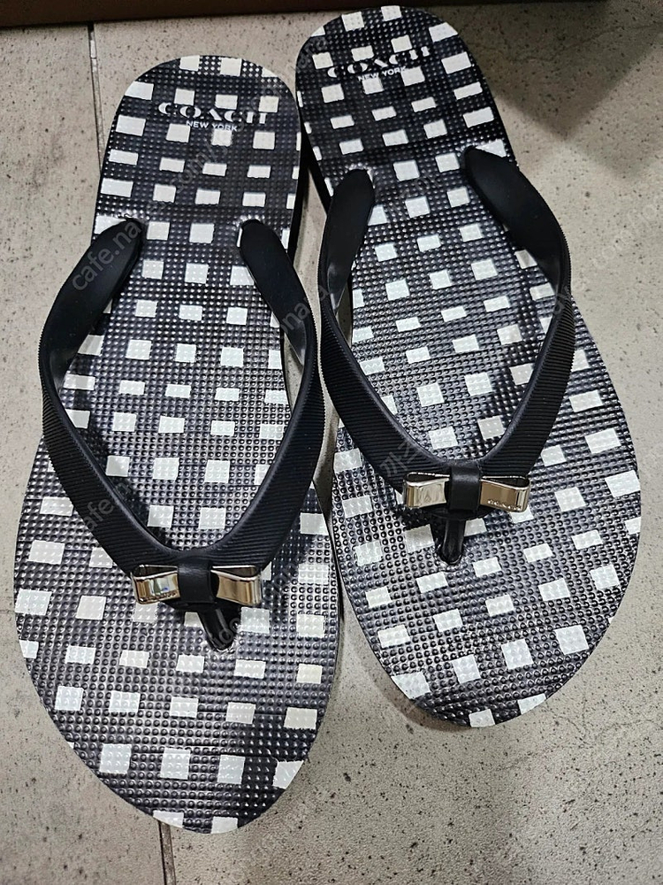 코치 리본 쪼리 슬리퍼 이미지