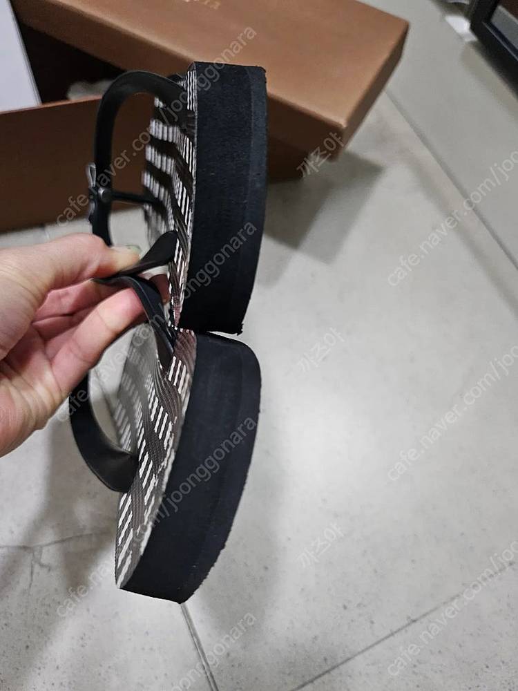 코치 리본 쪼리 슬리퍼 이미지