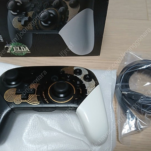 닌텐도 스위치 정품 젤다 왕눈 에디션 프로콘 컨트롤러 팝니다