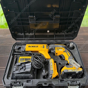 디월트 DCF620 스크류건 + DCF6201 매거진 풀세트