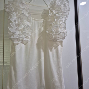 꽃패치 어깨 프릴 면 티