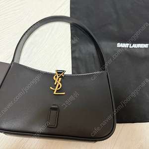 생로랑 모노그램 숄더백 팝니다.