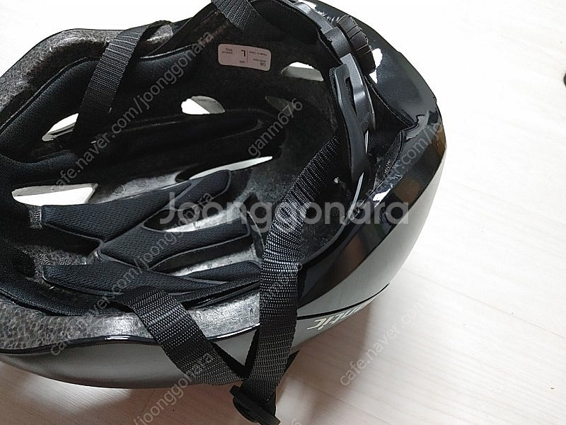 **컨디션상) 산틱 자전거 헬멧 초경량 에어로 후미등 헬맷 L사이즈 팝니다.(택포3.8만)**--8