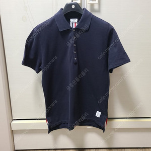 톰브라운 반팔티 카라티 95~100자켓셔츠블루종반팔바람막이카라티아우터블루종의류옷패딩바이커백크로스백메신저백프라다명품구찌루이비통디올셀린느발렌시아가마르지엘라버버리톰브라운몽클레어스