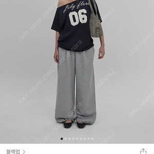 블랙업 프리피 보트넥 프린팅 반팔티 네이비