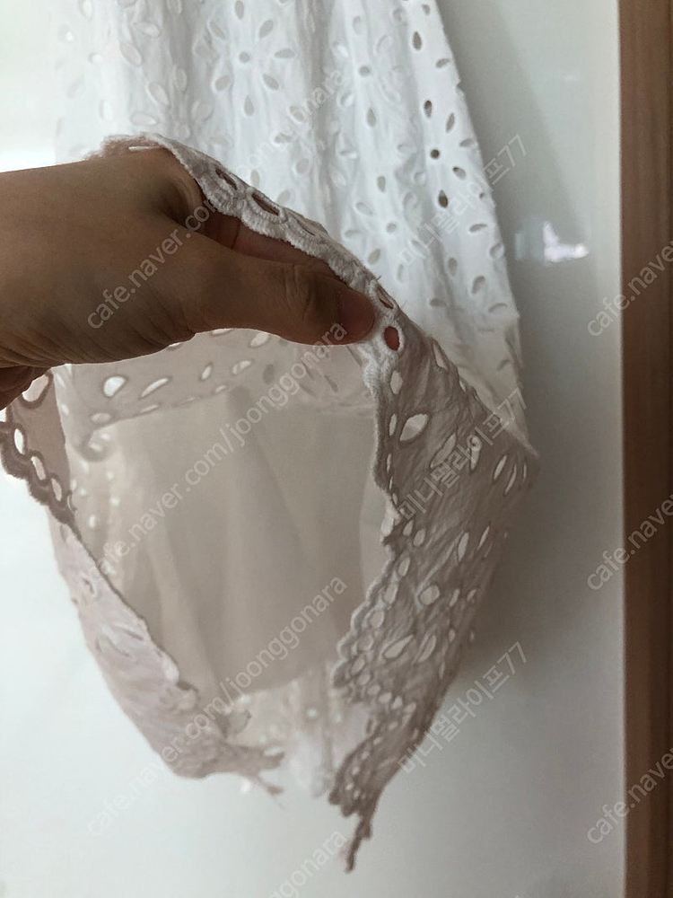 펀칭 레이스 스퀘어넥 아일렛 마랑 롱 원피스 여행룩 휴가룩 출근룩 바이ㅡ씨니스탈 89000원 이미지
