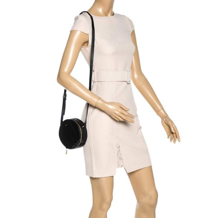 FURLA 훌라 블랙 레더 라운드 미니 크로스백 이미지