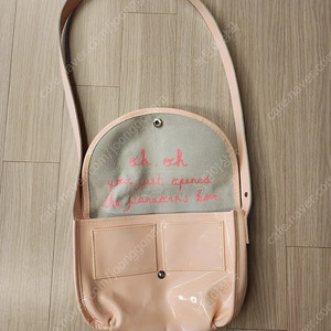 우트 탐베레 글리터 크로스백