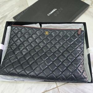샤넬 클래식 케비어 글러치가방