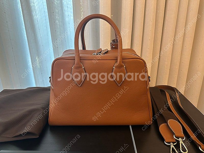 띠서울 킴스어패럴 레옹백 M 사이즈 카멜색상--0