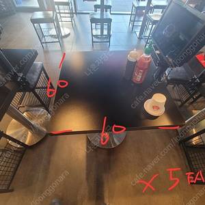 급처)식당 테이블과 의자 세트입니다. 카페테이블 원형 원목테이블
