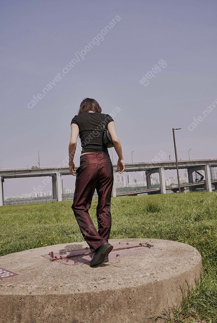 (새상품) 애즈온 리닝 새틴 트라우저 팬츠 스트라이프 슬랙스 와인 이미지