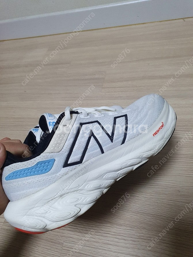 뉴발란스 1080 v13 런닝화 사이즈 260 판매해요--5