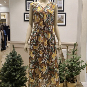 BCBG 비씨비지 플라워 민소매 플레어 원피스 택포24000