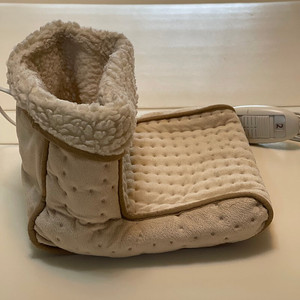 보이로 Beurer 풋워머 FW20 cozy 베이지 / 1만8천원.