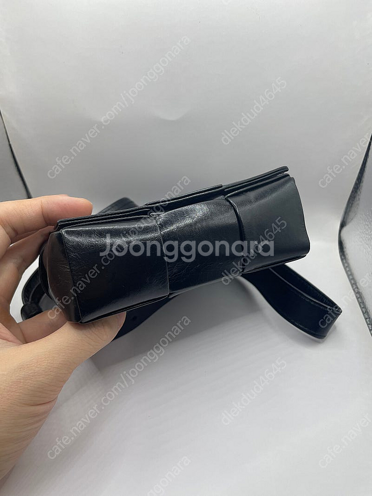 보테가베네타 블랙 카프스킨 빈티지레더 캔디 카세트백--2