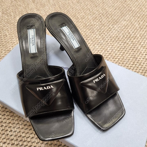 프라다 브러시드 뮬 샌들 36사이즈 (40만)