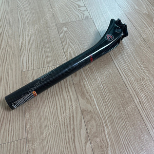 치넬리 램 오버사이즈 싯포스트 판매합니다.