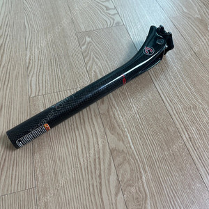 치넬리 램 오버사이즈 싯포스트 판매합니다.