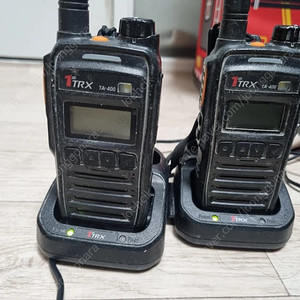1TRX TA-400 무전기 2개와 충전기 세트팜