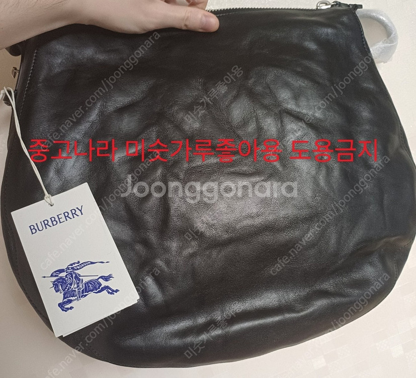 [새상품] 버버리 나이트 백 블랙 미디움 주우재 착용--3