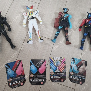 가면라이더 피규어 (빌드고릴라몬드폼, 래빗 탱크해저드폼, 래빗탱크폼, 지니어스폼)