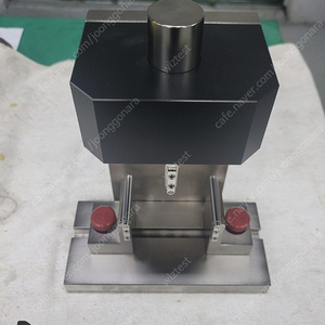 인장지그 특수지그 인장강도 만능재료시험기 인장시험기 이미지