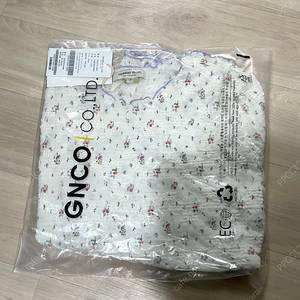 (미개봉)써스데이아일랜드 배색 플라워 시스루 티셔츠 T252MTS135W