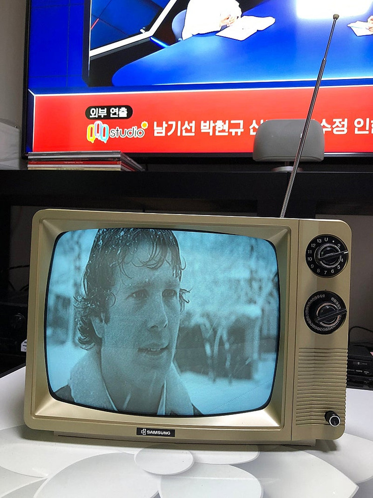 초밀봉(새상품)80년대 삼성전자 12인치 흑백티비///(골드&화이트)빈티지 레트로 인테리어소품///브라운관tv--5