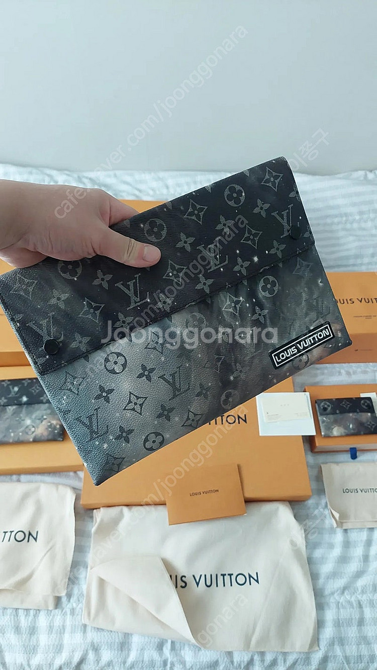 급쳐 한정판 루이비통 갤럭시 클러치 정품 풀박 싸게팔아...--0