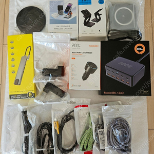 삼성전자 무선충전기,맥세이프 3in1,8in1,4in1 허브,Toocki 200W,800W 충전기,각종 특수 케이블 미개봉 새제품 이삿짐 정리중입니다 케이블이나 다른제품도 판매