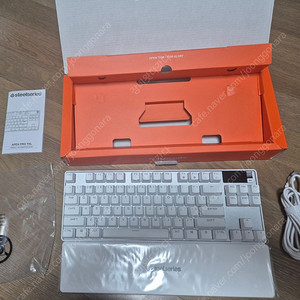 스틸시리즈 APEX PRO TKL GEN3 화이트 키보드 신품급 팝니다