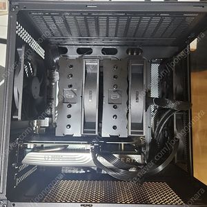 라이젠 9600X , RTX 4060 , 램 32GB ,SSD 1TB 새상품급 게이밍 컴퓨터 팝니다.