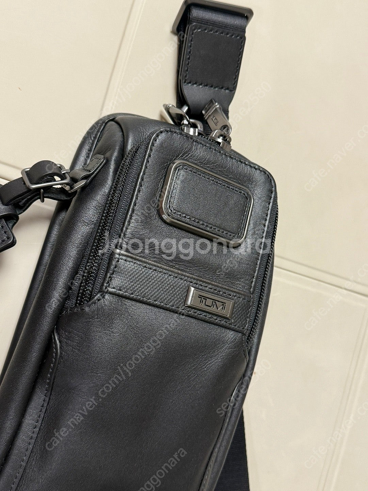 투미(TUNMI)알파 콤팩트 슬링백 가죽 판매합니다.--4
