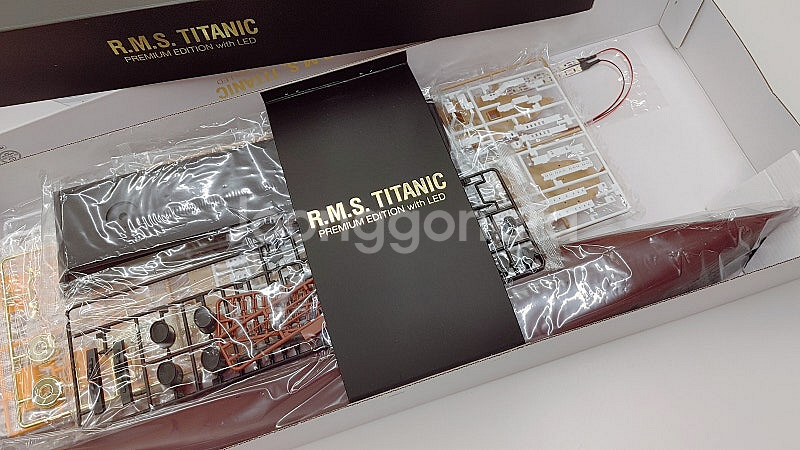 1/400 R.M.S 타이타닉 LED 프리미엄 에디션 50주년 한정판 팝니다.--3