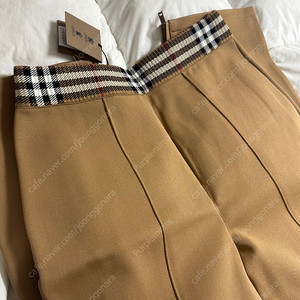 (M) 버버리 클래식 체크 와이드 트랙 팬츠 카멜