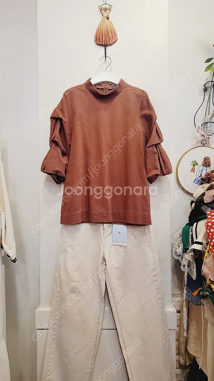 코스 입체셔링 블라우스. le 연베이지 스티치 팬츠--1