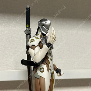 오버워치 겐지 피규어 팔아요.