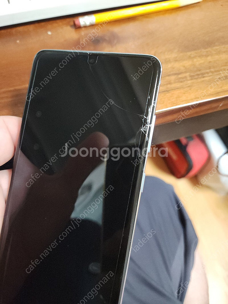 갤럭시 s20+ 액정 파손폰 부품폰 7만원 팝니다.--1