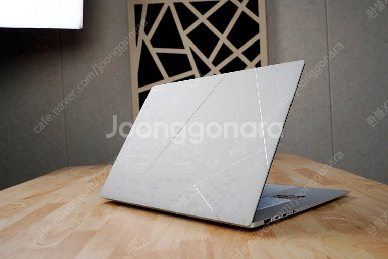 삽니다 젠북 s14 258v 화이트--0