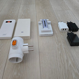 보조배터리 2개,스마트폰 거치대,USB,C타입 충전기,3구 스위치 콘센트.....일괄