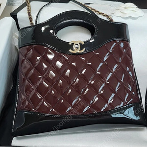 (정가이하,정품)샤넬 31백 시즌백 판매합니다.블랙 버건디 페이던트/moi인증가능